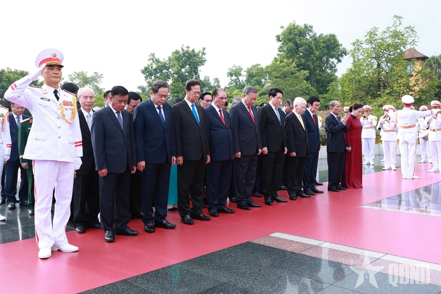 Lãnh đạo Đảng, Nhà nước, Quân đội vào Lăng viếng Chủ tịch Hồ Chí Minh nhân kỷ niệm 80 năm Quốc khánh 2-9