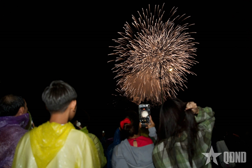 TP Hồ Chí Minh: Người dân đội mưa xem bắn pháo hoa chào mừng Quốc khánh 2-9 