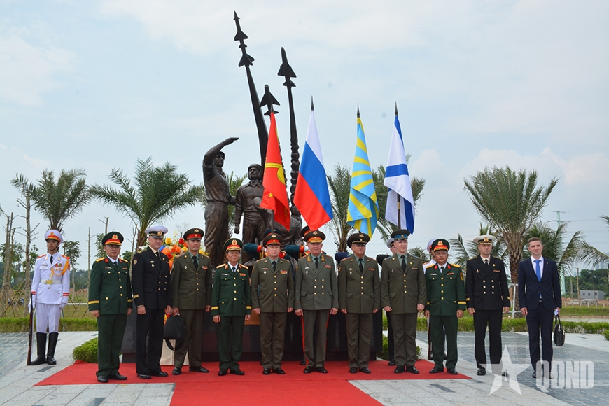 Đoàn Bộ Quốc phòng Azerbaijan, Nga và Belarus thăm Bảo tàng Lịch sử quân sự Việt Nam