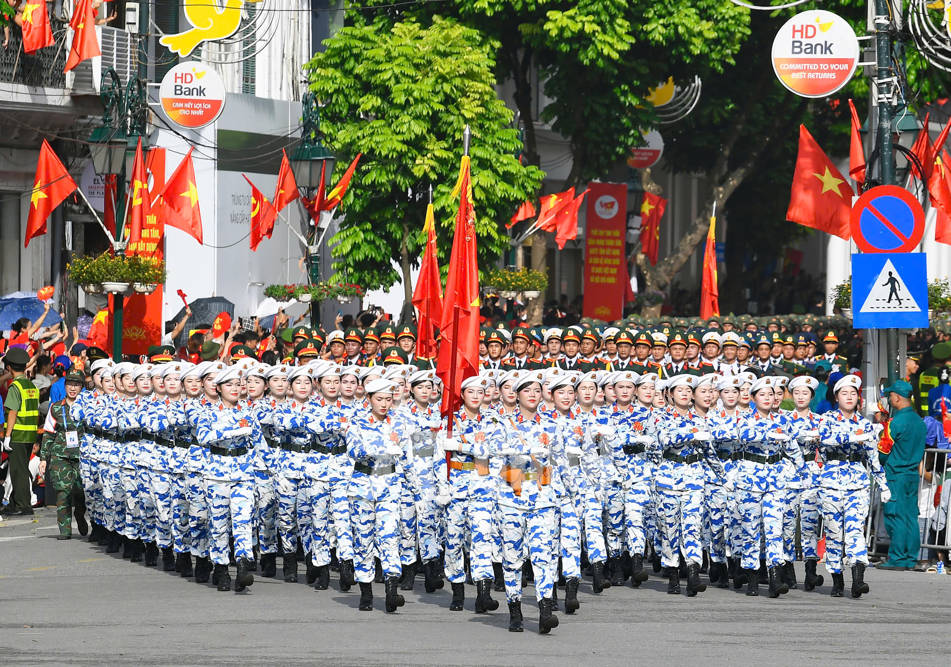 Đi giữa vòng tay nhân dân