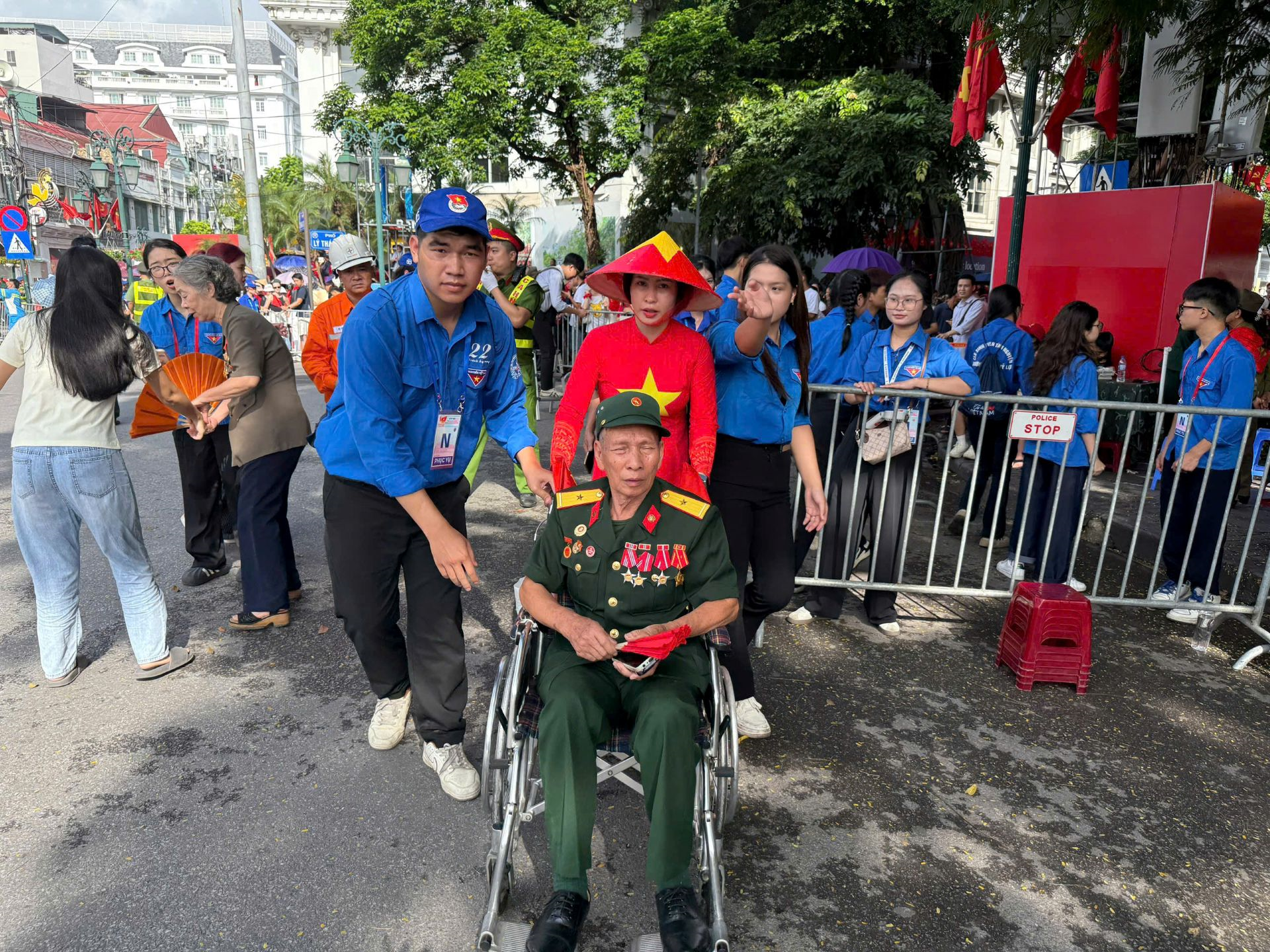 Ấm áp nghĩa tình áo xanh tình nguyện