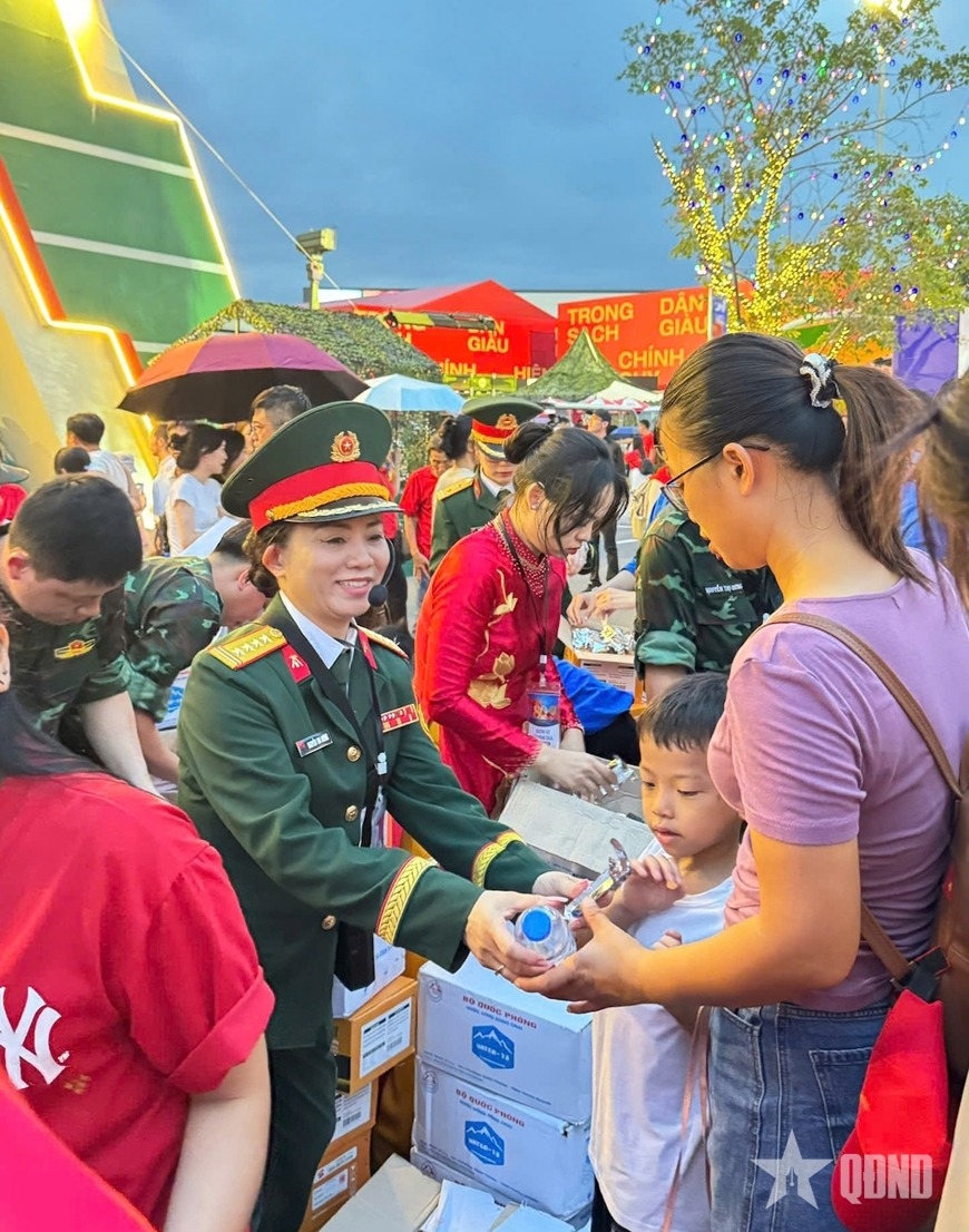 Khu trưng bày của Bộ Quốc phòng thu hút trên 1,2 triệu lượt khách tham quan