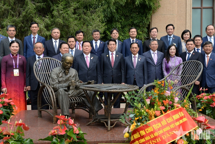 Chủ tịch nước gặp gỡ cán bộ, nhân viên Đại sứ quán và cộng đồng người Việt Nam tại Trung Quốc