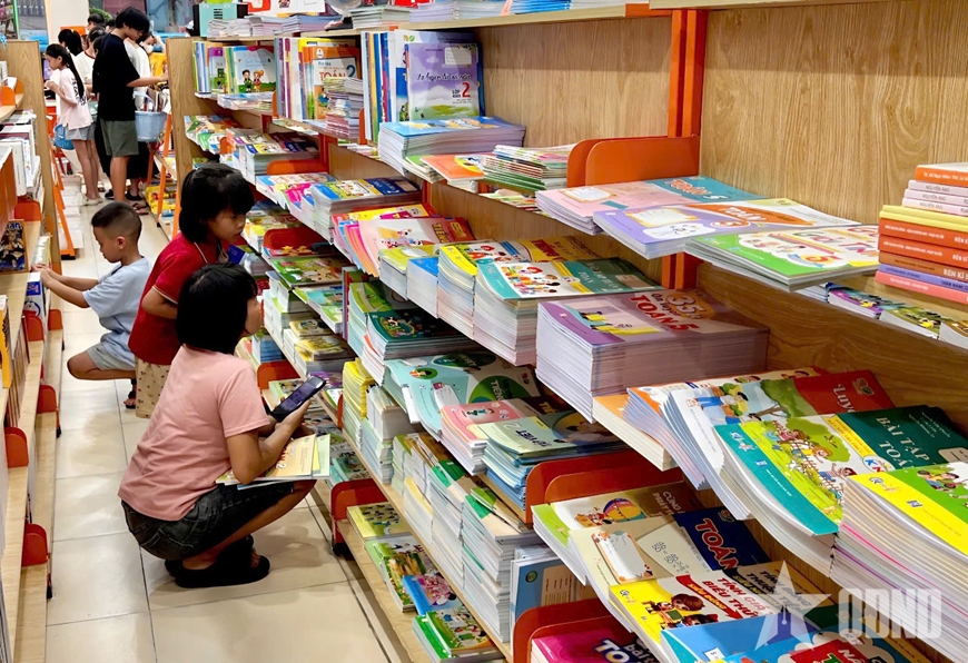 Một bộ sách giáo khoa thống nhất: Bước điều chỉnh phù hợp