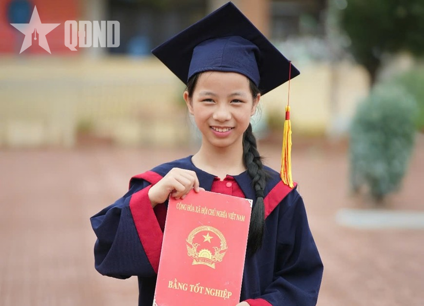 Cô bé “hai lần mồ côi” với ước mơ đứng trên bục giảng