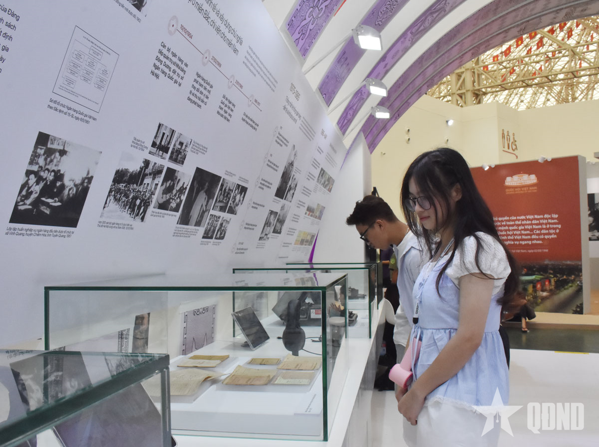 Đồng tiền Việt Nam qua các thời kỳ tại Triển lãm thành tựu đất nước