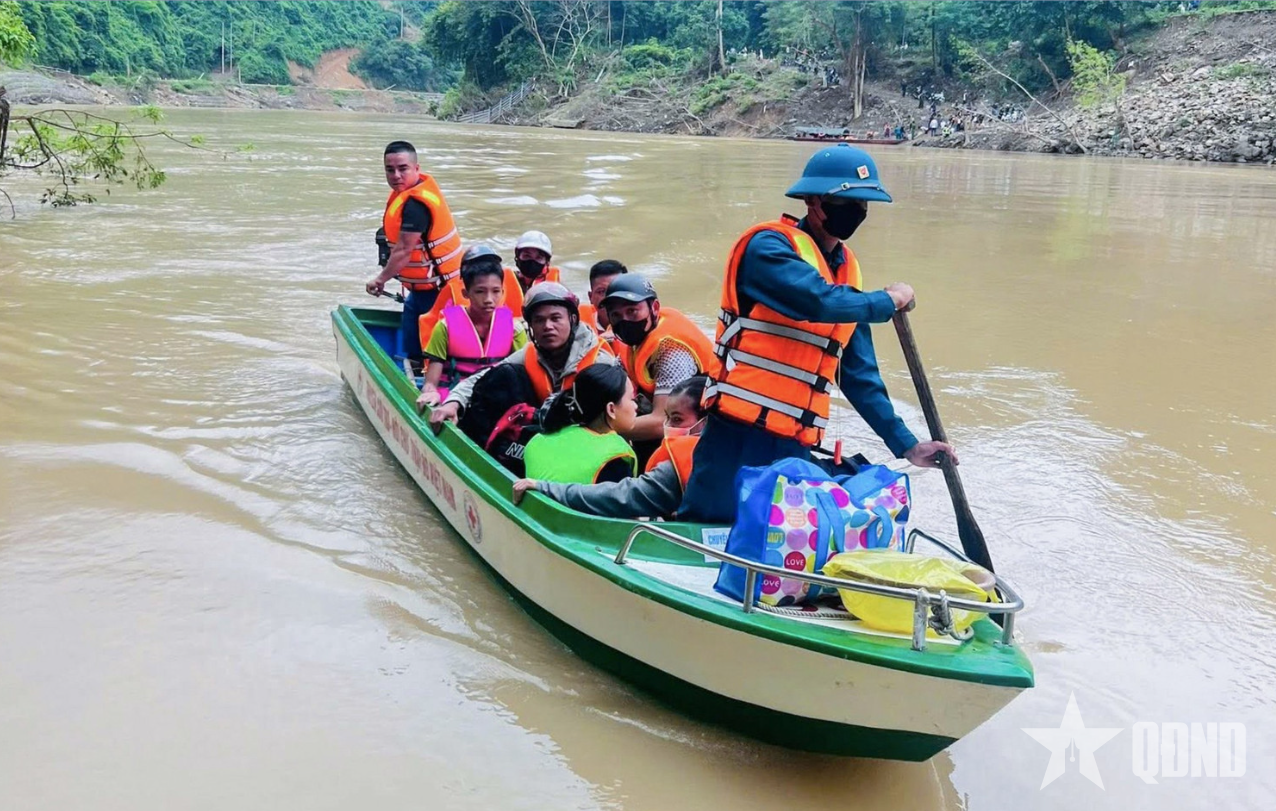 Tiếp sức cho học sinh vùng lũ đến trường