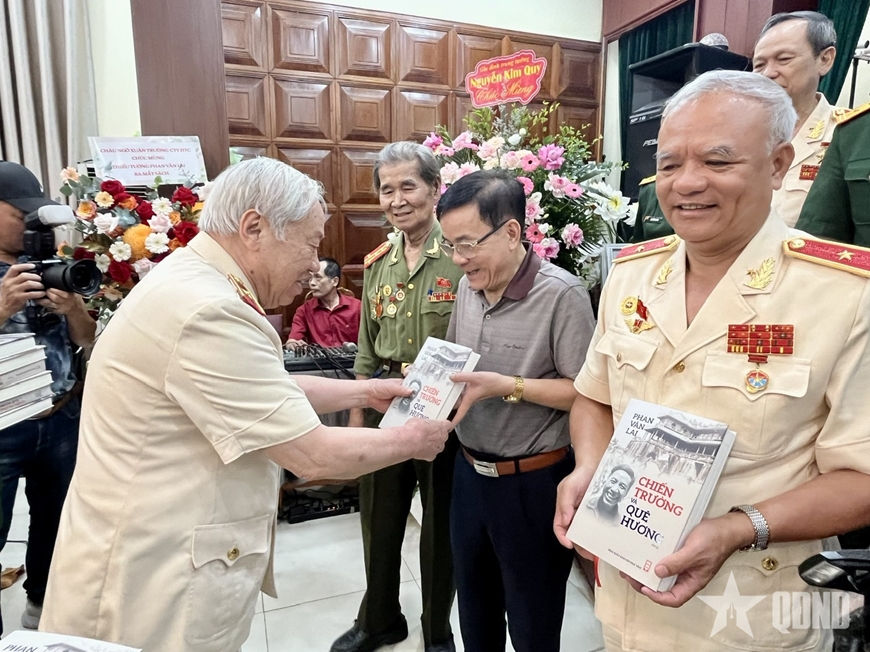 Ra mắt hồi ký “Chiến trường và quê hương” của Thiếu tướng, Anh hùng LLVT nhân dân Phan Văn Lai