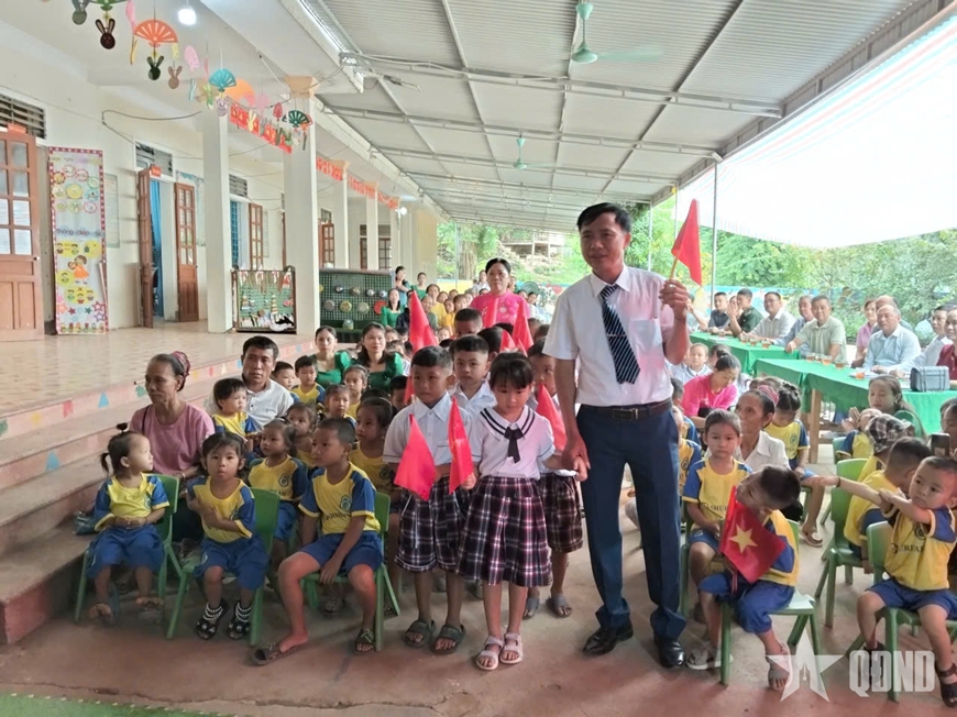Học sinh vùng lũ Nghệ An vượt khó bước vào năm học mới