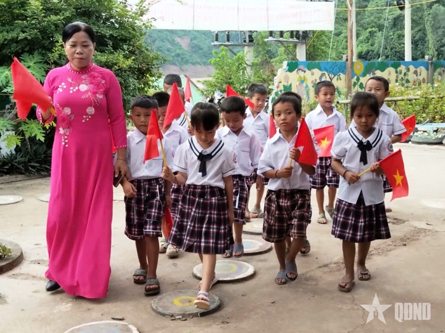 Học sinh vùng lũ Nghệ An vượt khó bước vào năm học mới