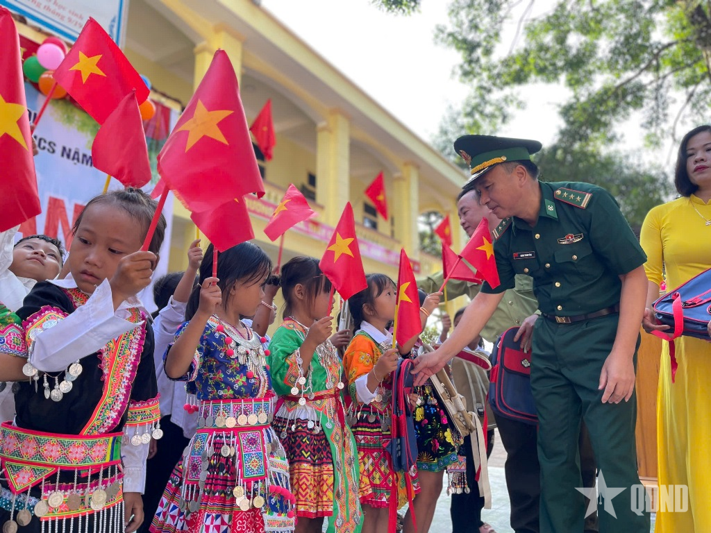 Bộ đội Biên phòng Nghệ An đồng hành cùng học sinh vùng cao