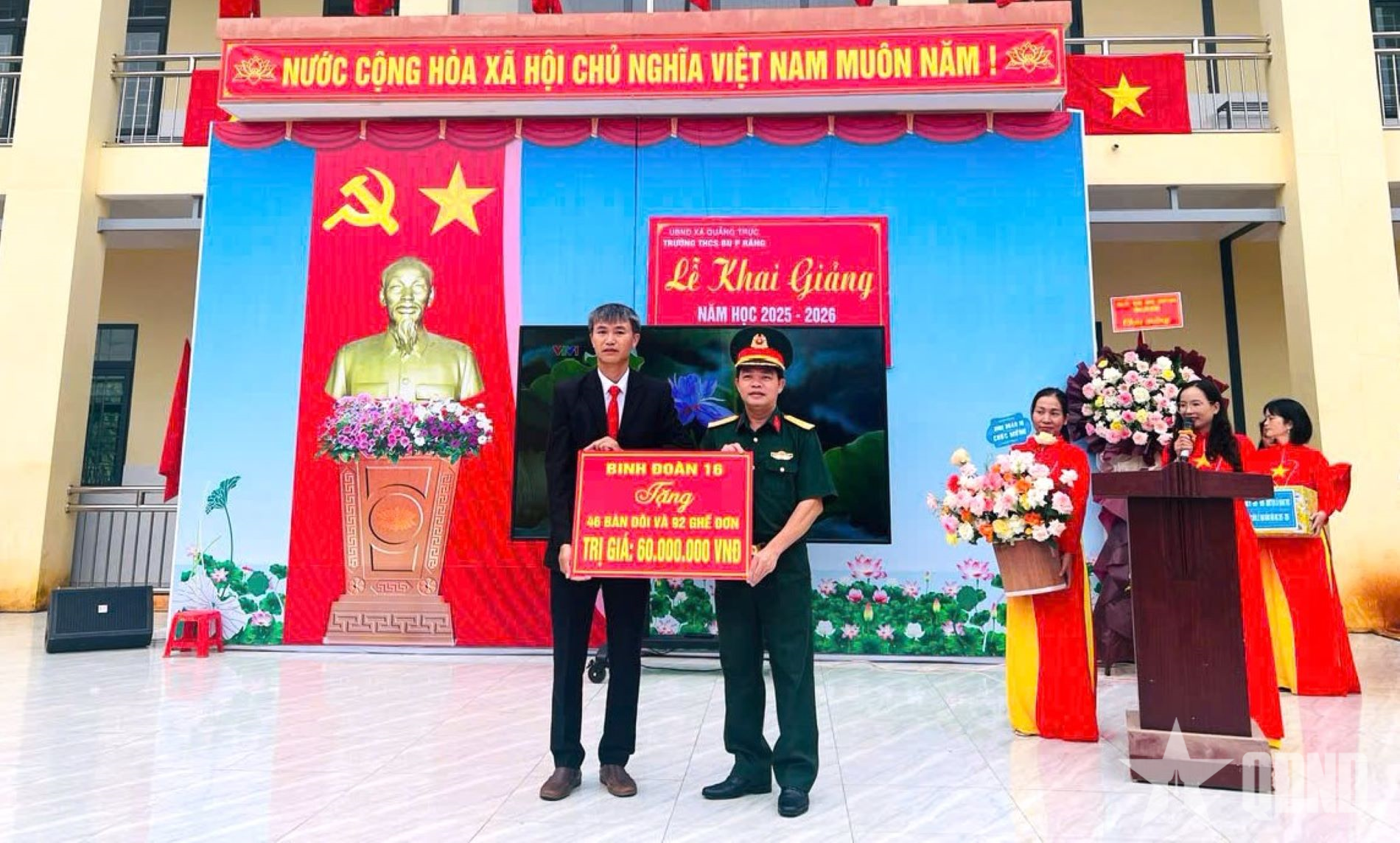 Binh đoàn 16 trao quà tặng hai trường thuộc xã biên giới