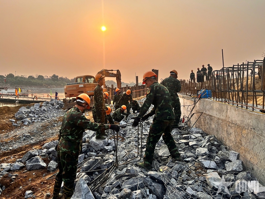 Cầu phao Phong Châu-Nối liền nhịp sống, gắn kết nghĩa tình - Bài 1: Bắc cầu trong lũ, giữ nhịp bờ vui