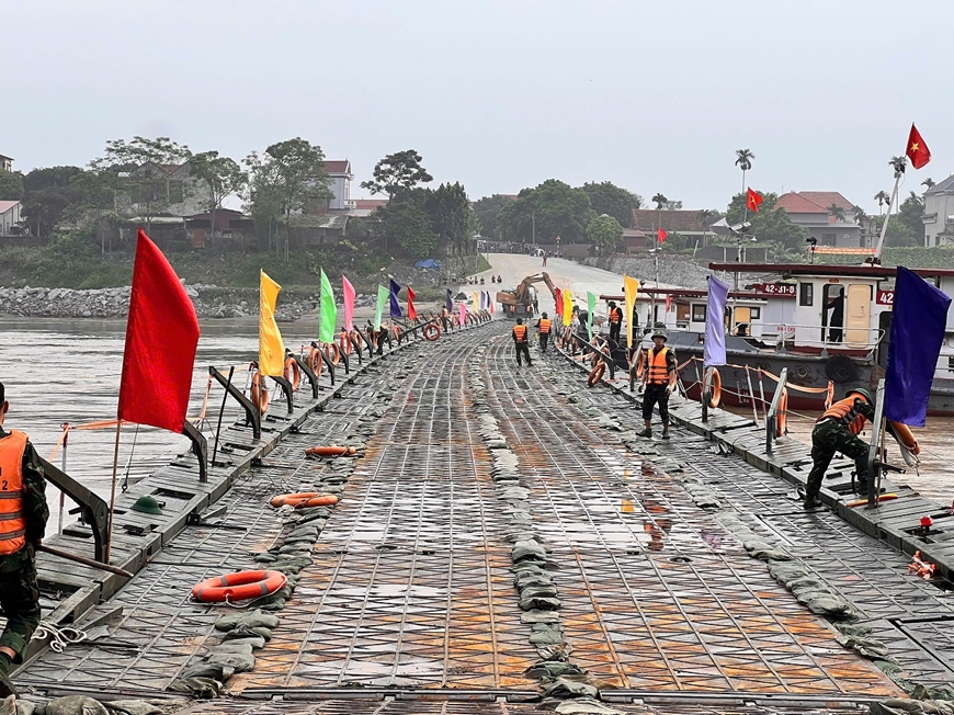 Cầu phao Phong Châu-Nối liền nhịp sống, gắn kết nghĩa tình - Bài 1: Bắc cầu trong lũ, giữ nhịp bờ vui