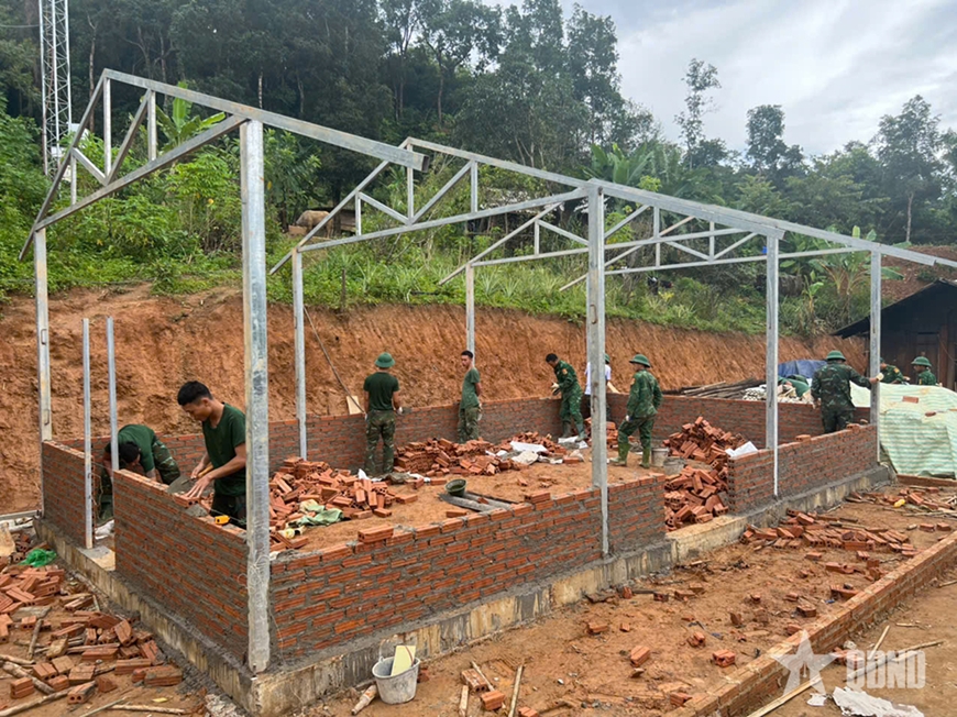 LLVT tỉnh Điện Biên làm nhà giúp bà con vùng lũ