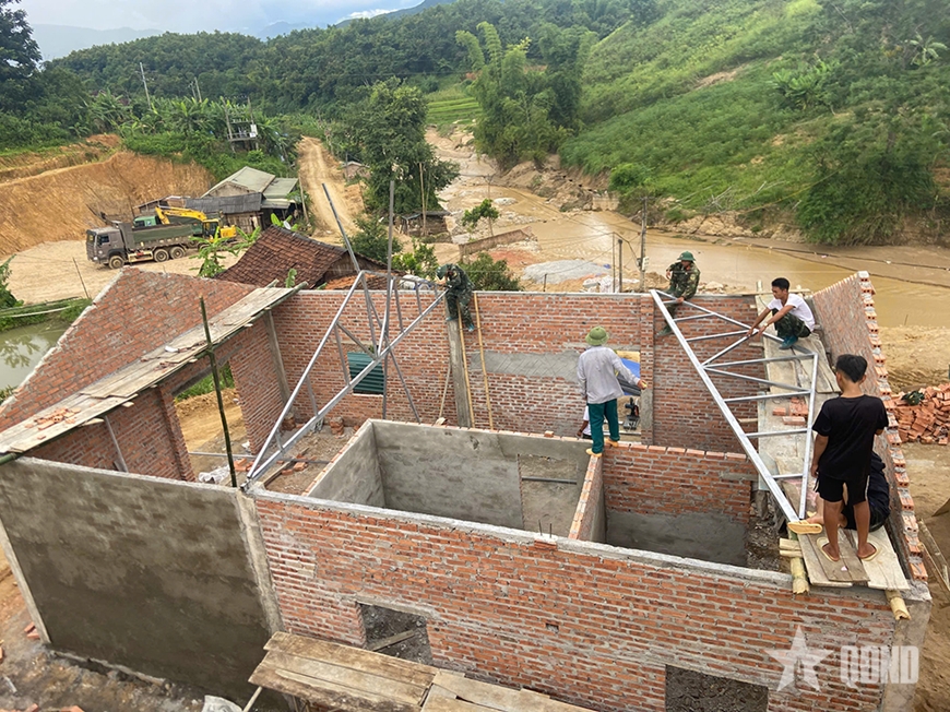 LLVT tỉnh Điện Biên làm nhà giúp bà con vùng lũ