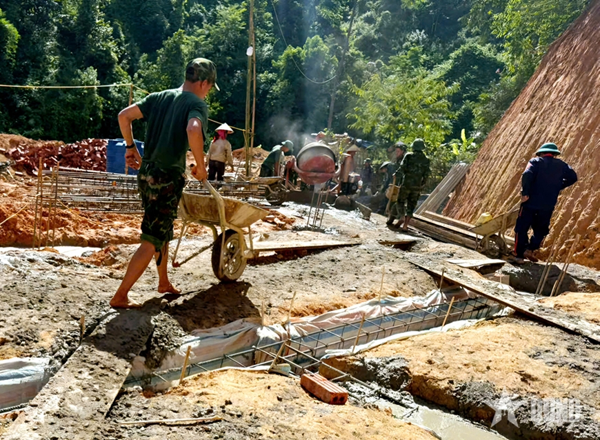 LLVT tỉnh Điện Biên làm nhà giúp bà con vùng lũ