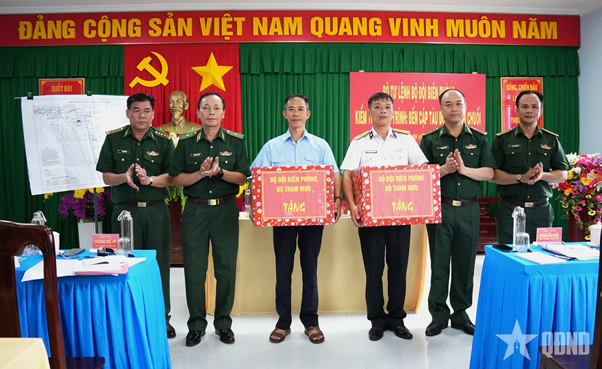 Cà Mau: Thăm, làm việc, tặng quà trên đảo Hòn Chuối