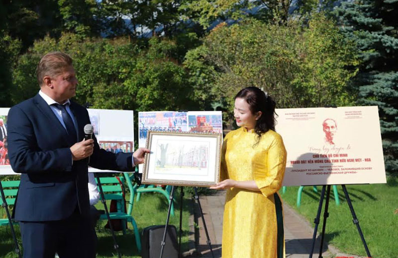 Tổ chức triển lãm “Chủ tịch Hồ Chí Minh - Người đặt nền móng cho tình hữu nghị Việt Nam và Liên bang Nga”