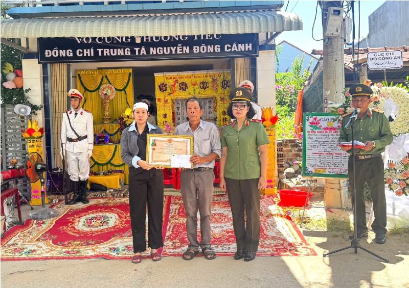 Truy tặng Huân chương Bảo vệ Tổ quốc đối với Trung tá Công an Nguyễn Đông Cánh hy sinh ở Đắk Lắk