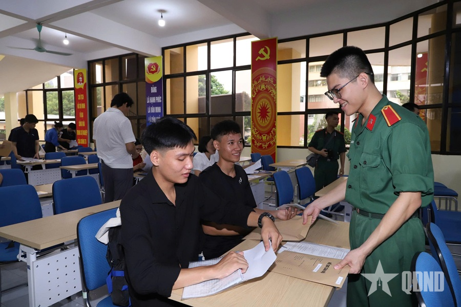 Gần 600 sinh viên hệ dân sự nhập học Học viện Kỹ thuật Quân sự