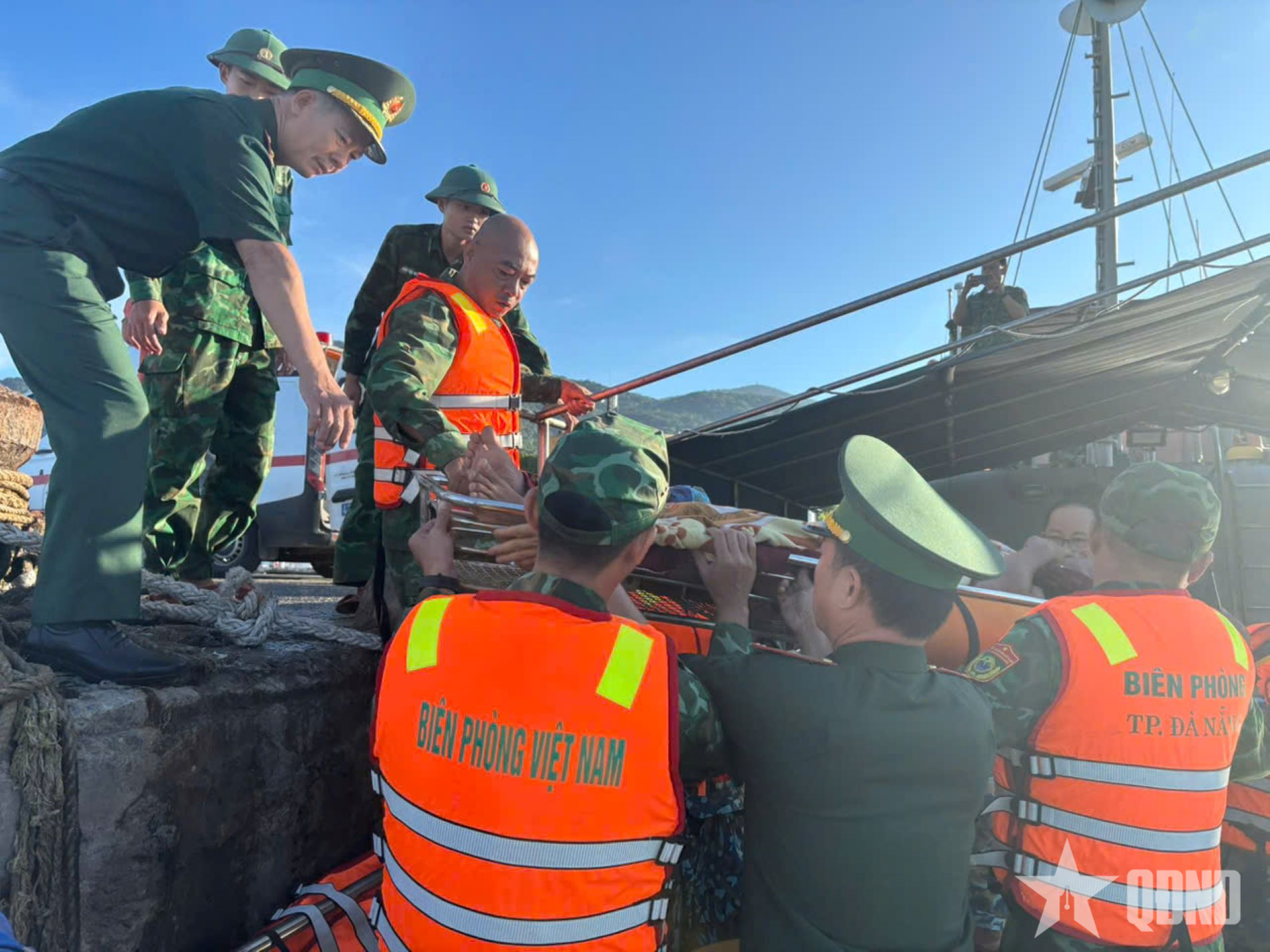 Hải đội Biên phòng 2 (Bộ đội Biên phòng TP Đà Nẵng) kịp thời cứu thuyền viên bị nạn trên biển                                               