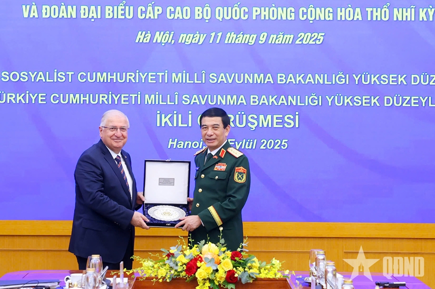 Đại tướng Phan Văn Giang hội đàm với Bộ trưởng Bộ Quốc phòng Thổ Nhĩ Kỳ