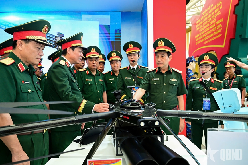 Đại tướng Phan Văn Giang kiểm tra khu trưng bày Bộ Quốc phòng tại Triển lãm thành tựu đất nước