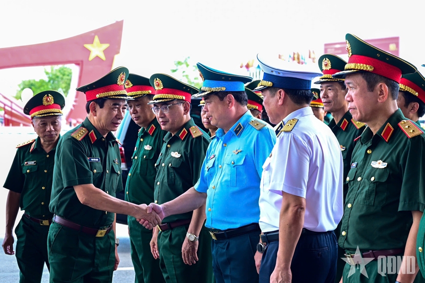 Đại tướng Phan Văn Giang kiểm tra khu trưng bày Bộ Quốc phòng tại Triển lãm thành tựu đất nước