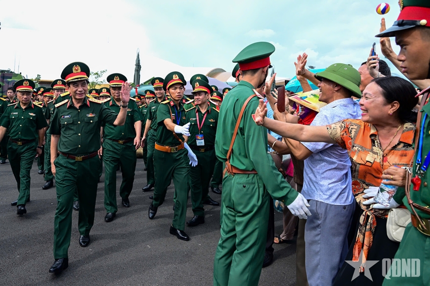 Đại tướng Phan Văn Giang kiểm tra khu trưng bày Bộ Quốc phòng tại Triển lãm thành tựu đất nước