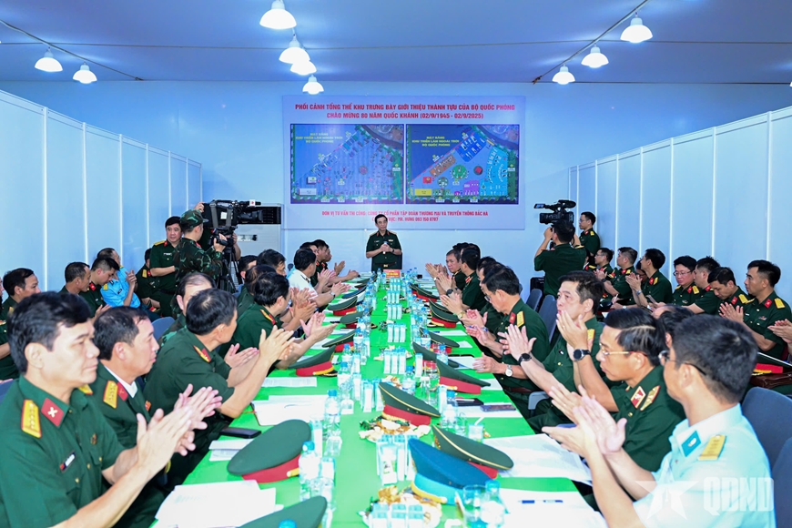 Đại tướng Phan Văn Giang kiểm tra khu trưng bày Bộ Quốc phòng tại Triển lãm thành tựu đất nước