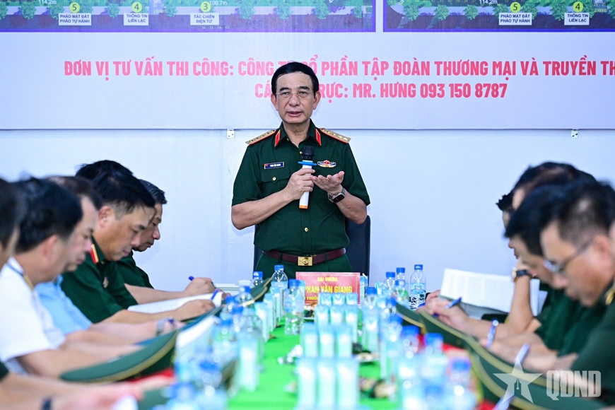 Đại tướng Phan Văn Giang kiểm tra khu trưng bày Bộ Quốc phòng tại Triển lãm thành tựu đất nước