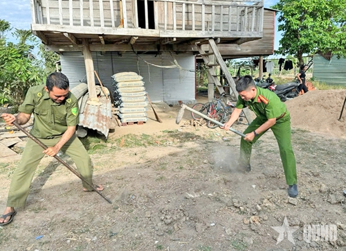 Cán bộ công an gần dân, vì dân