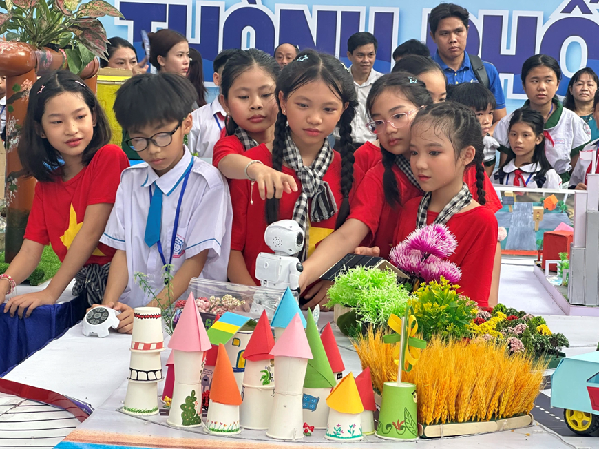 Giảm tải hình thức, tăng cường trải nghiệm sáng tạo - con đường hướng tới thực chất