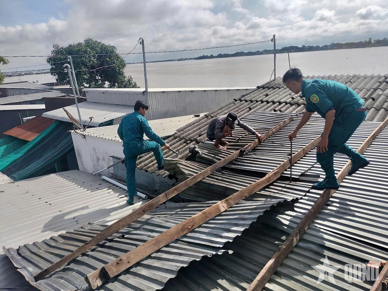 Lực lượng vũ trang An Giang giúp dân khắc phục hậu quả mưa dông