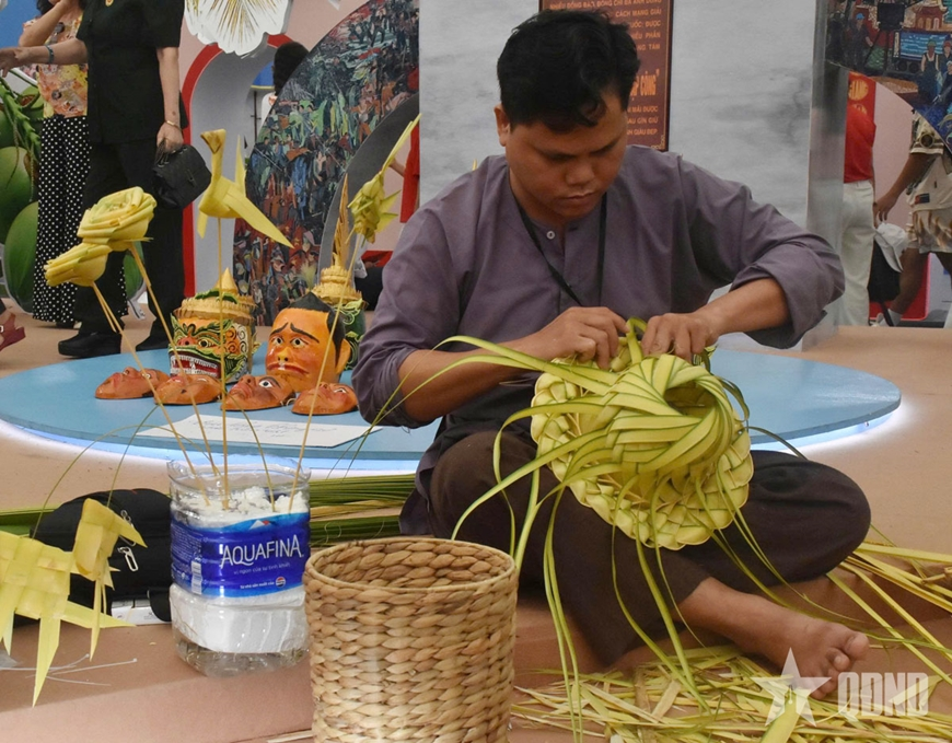 “Thổi hồn” vào lá dừa tại Triển lãm thành tựu đất nước