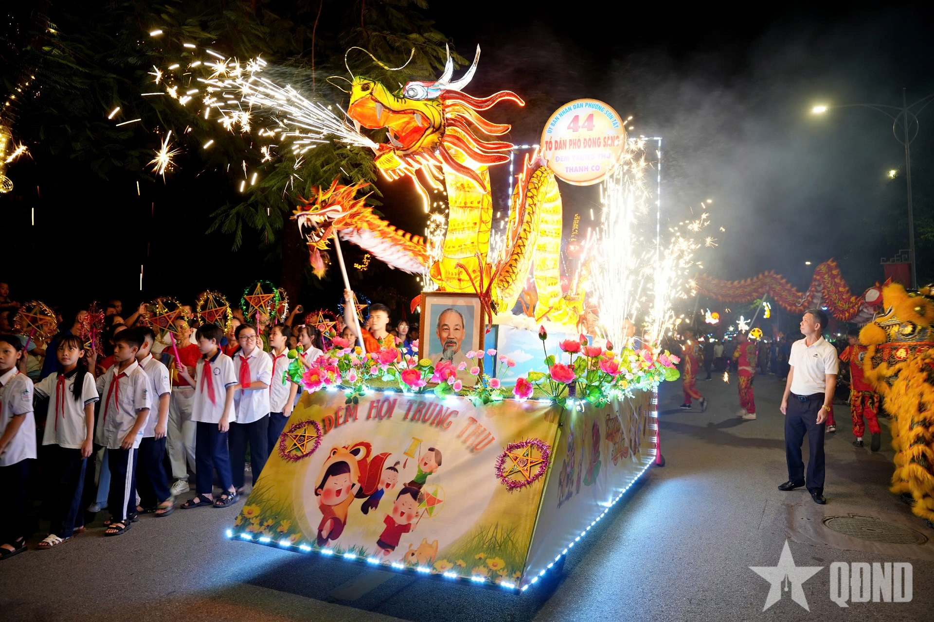 Hà Nội: Rực rỡ sắc màu Hội thi mô hình đèn Trung thu phường Sơn Tây