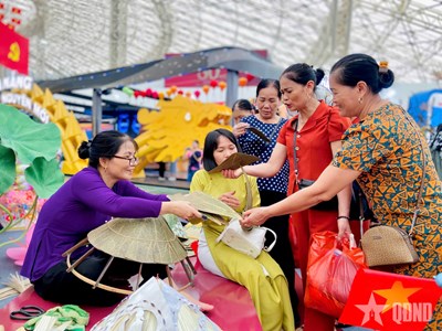 Gallery - 	Chiêm ngưỡng vẻ đẹp của nón lá sen Huế