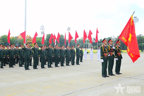 Đoàn đại biểu Tổng cục Công nghiệp Quốc phòng báo công dâng Bác