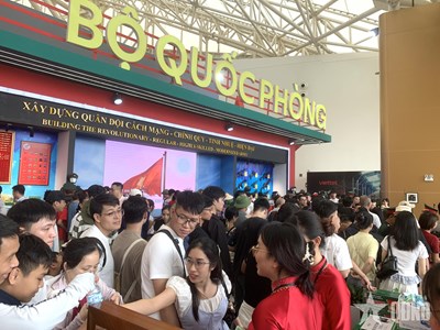 View - 	Trước ngày bế mạc, Triển lãm thành tựu đất nước đông nườm nượp