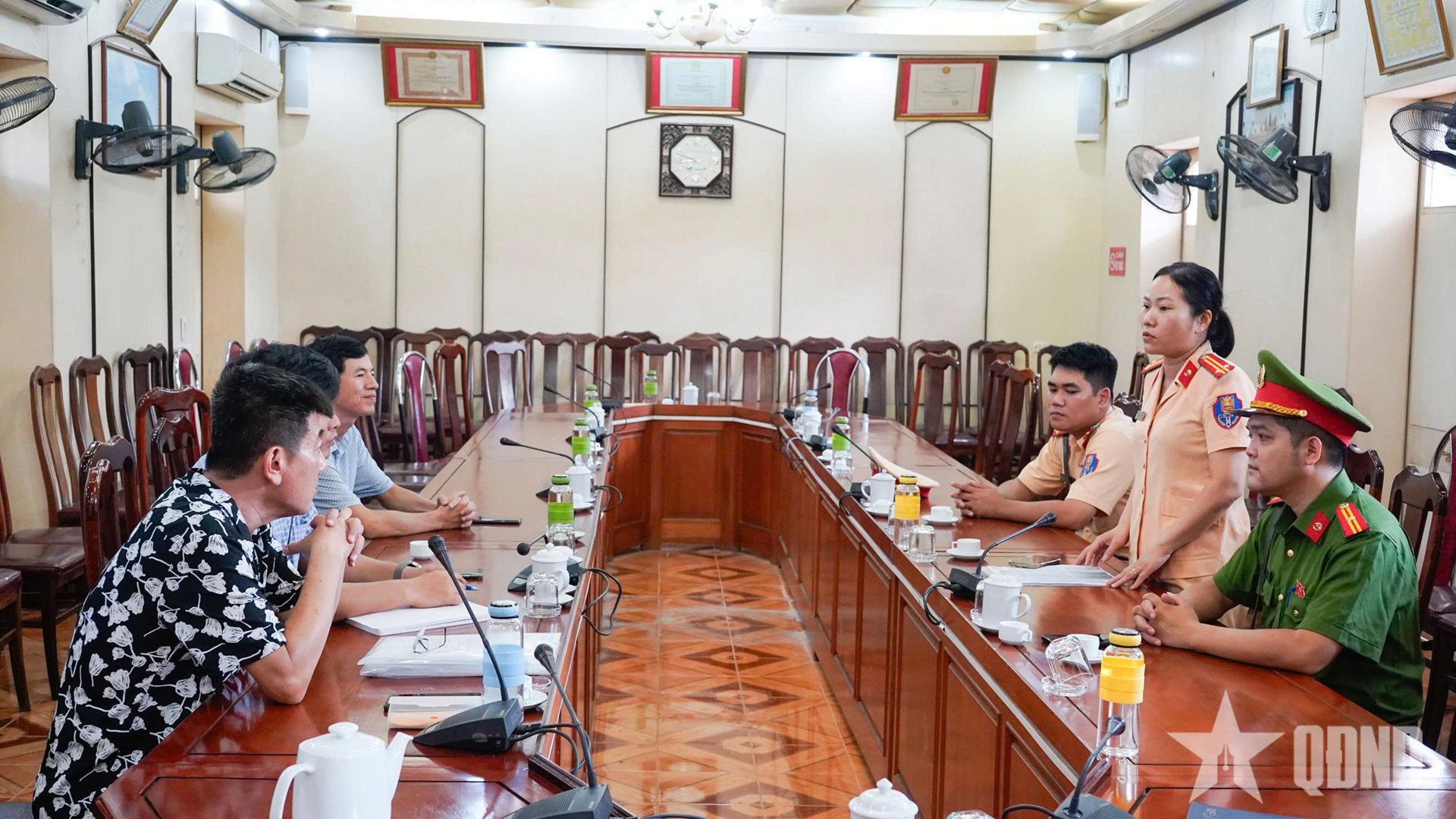 Cảnh sát giao thông vào trường xử lý học sinh đi xe máy vi phạm