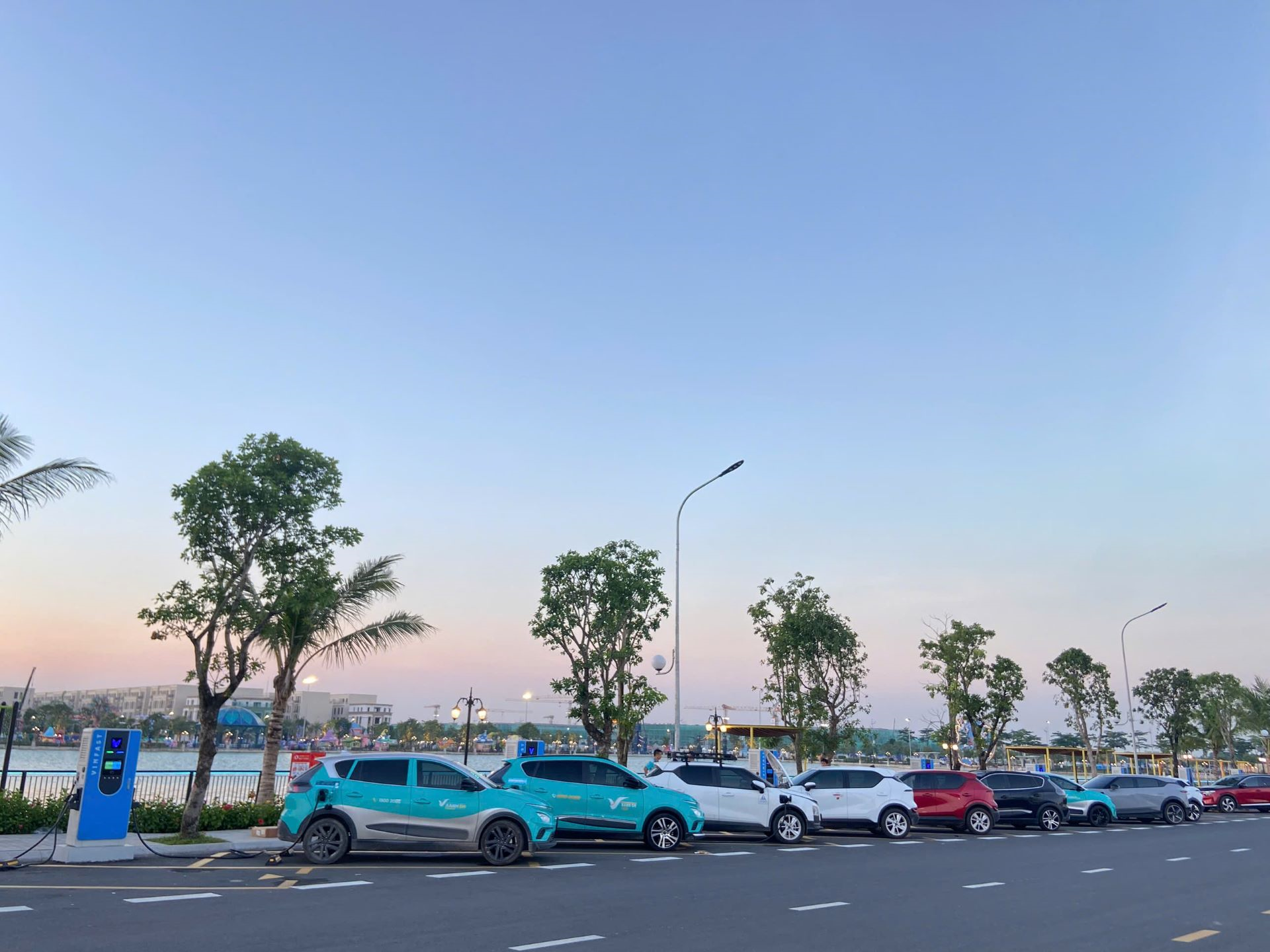 Có gì bên trong trạm sạc V-Green lớn nhất cả nước?