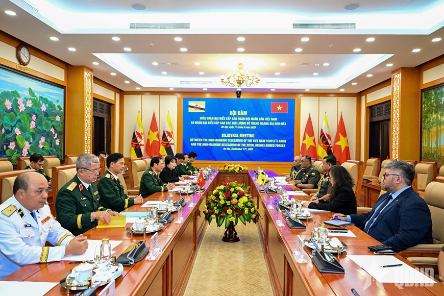 Đại tướng Nguyễn Tân Cương hội đàm với Tư lệnh Quân đội Hoàng gia Brunei