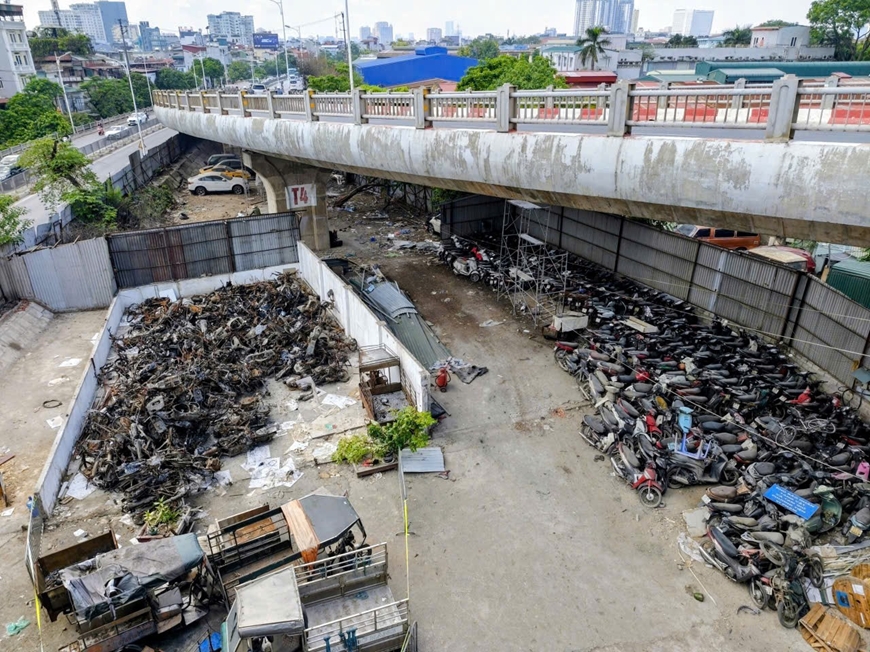 Hàng loạt bãi xe dưới gầm cầu đã được di dời sau vụ cháy xe tại cầu Vĩnh Tuy