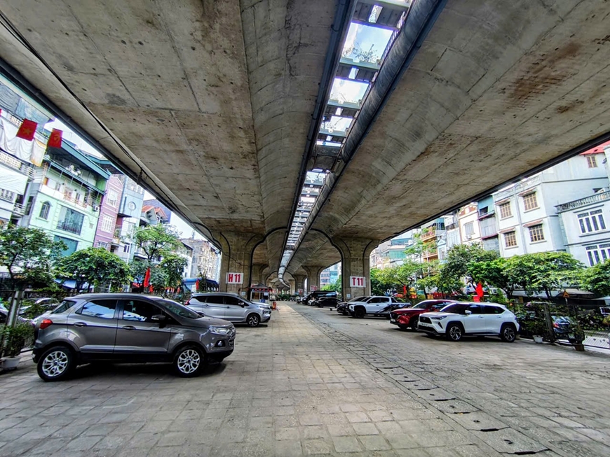 Hàng loạt bãi xe dưới gầm cầu đã được di dời sau vụ cháy xe tại cầu Vĩnh Tuy