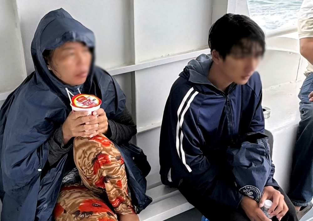 Cứu 4 ngư dân gặp nạn, trôi dạt nhiều giờ trên biển