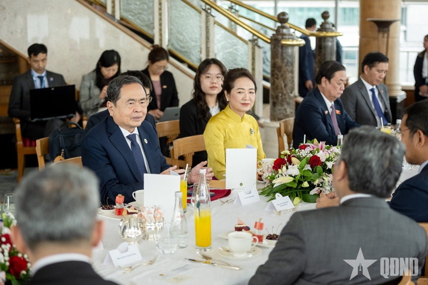 Chủ tịch Quốc hội Trần Thanh Mẫn làm việc với lãnh đạo Tập đoàn Dầu khí Quốc gia Malaysia