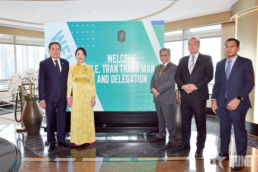 Chủ tịch Quốc hội Trần Thanh Mẫn làm việc với lãnh đạo Tập đoàn Dầu khí Quốc gia Malaysia