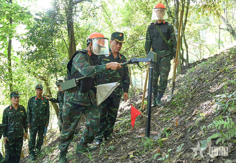 Quân khu 2: Kiểm tra công tác rà phá bom mìn, vật nổ tại Lào Cai