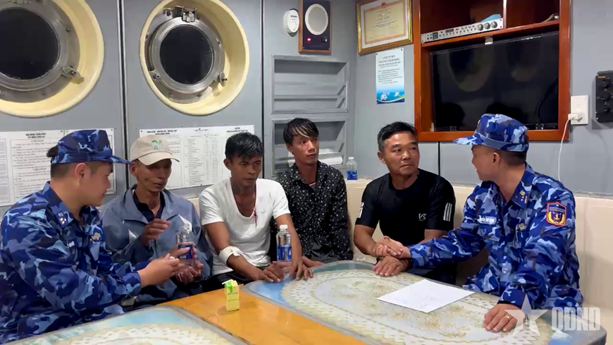 Vùng Cảnh sát biển 4 cứu 4 ngư dân gặp nạn trôi dạt trên biển